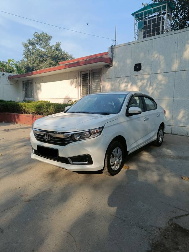 https://images10.gaadi.com/usedcar_image/4414441/original/142aad0366b9921d255d7ac8c32bc457.jpg?imwidth=6402