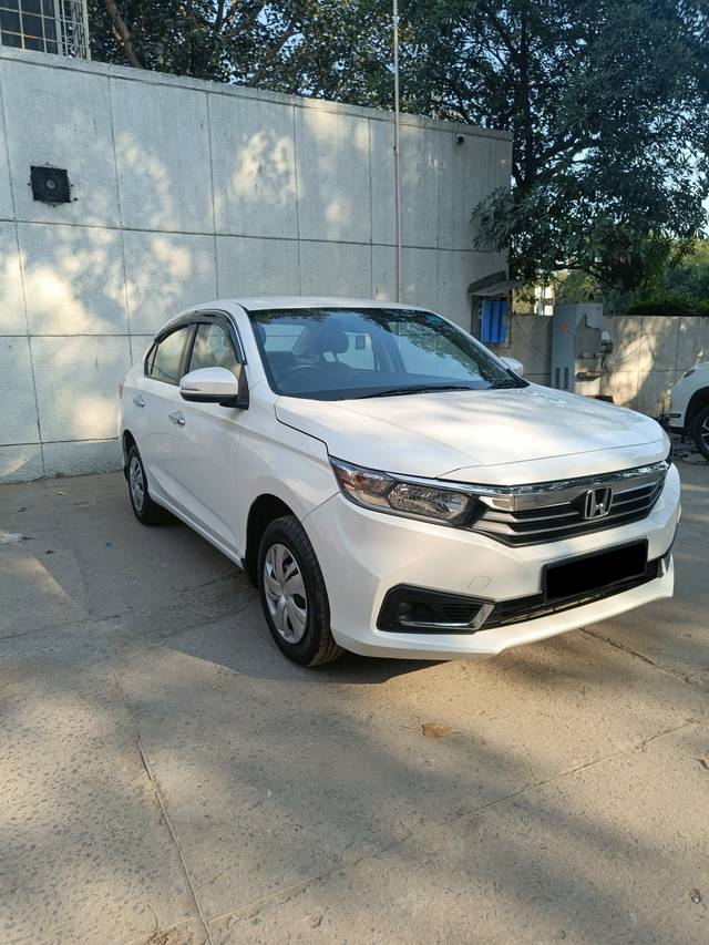 https://images10.gaadi.com/usedcar_image/4414441/original/80b3bce2f932a4e313faaddcec2f4736.jpg?imwidth=6400