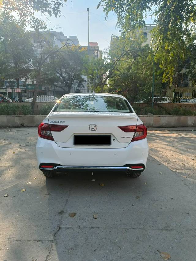 https://images10.gaadi.com/usedcar_image/4414441/original/processed_232e6c064e69b1ae7a4f7698e9c6fb54.jpg?imwidth=6401