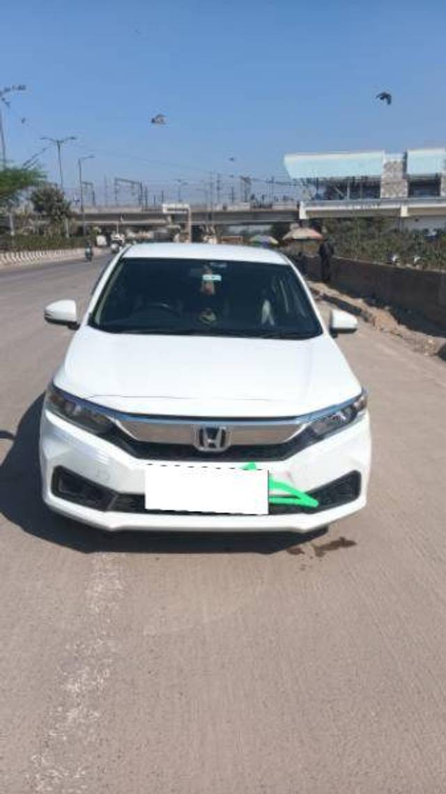 https://images10.gaadi.com/usedcar_image/4414495/original/33beb2cb9f7a32c3fba9d907b6101122.jpg?imwidth=6400