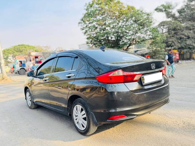 https://images10.gaadi.com/usedcar_image/4414716/original/processed_5361ffe1-6d8a-4f7f-ba70-79bde9e20267.jpg?imwidth=6402