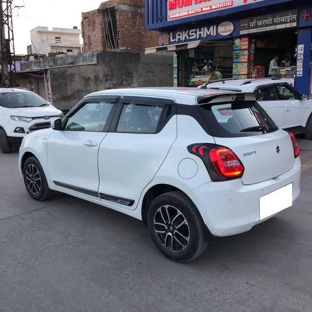 https://images10.gaadi.com/usedcar_image/4415112/original/processed_a7deae639fd691120eeecd8705b50fe8.jpg?imwidth=6402