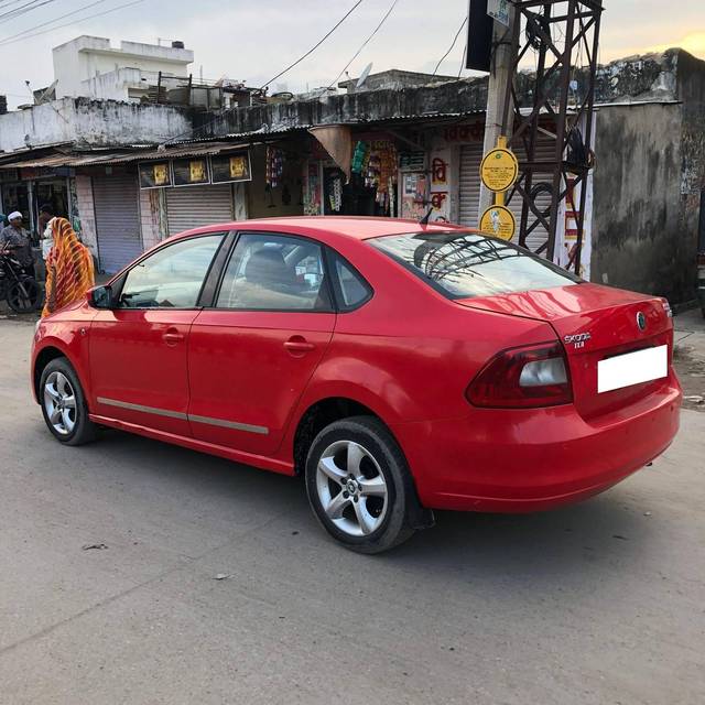 https://images10.gaadi.com/usedcar_image/4415168/original/processed_084b1c04ae01c8b642aa8ba2388e0e53.jpg?imwidth=6402