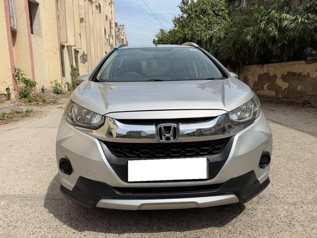 https://images10.gaadi.com/usedcar_image/4415253/original/processed_8282e3b37446267abf0f57aae895b3c7.jpg?imwidth=6400