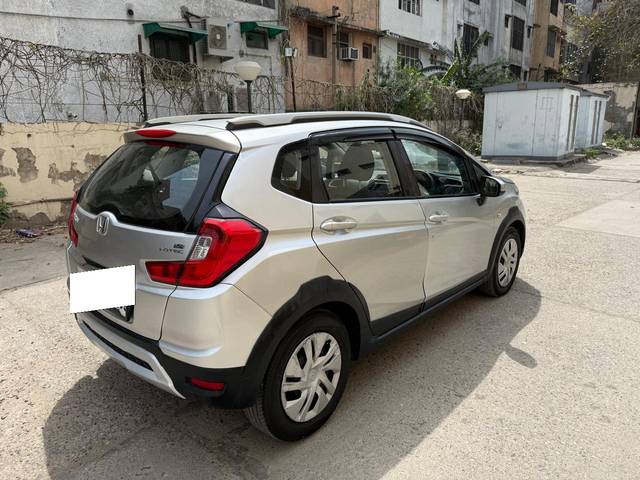 https://images10.gaadi.com/usedcar_image/4415253/original/processed_9d3dac0bfb4afc589161d0ad254de680.jpg?imwidth=6402