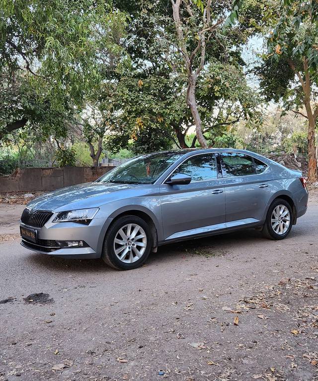 https://images10.gaadi.com/usedcar_image/4415348/original/processed_8c13245c8a914669689878d3e875b698.jpg?imwidth=6400