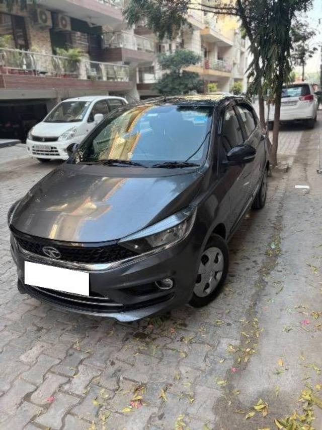 https://images10.gaadi.com/usedcar_image/4415668/original/processed_45658c6b-1d77-43bf-adf4-33b0984f2757.jpeg?imwidth=6402