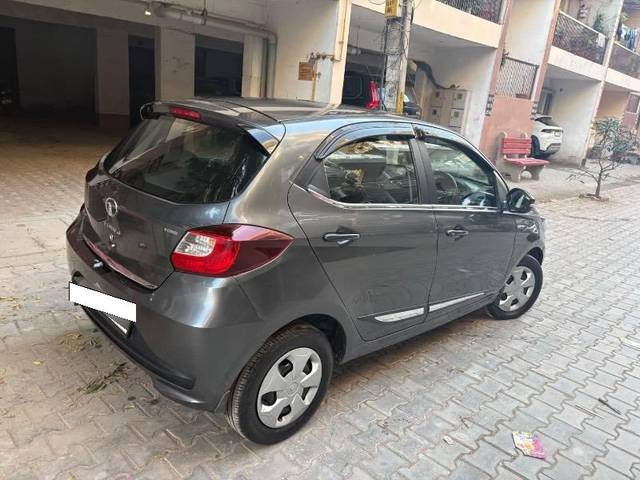 https://images10.gaadi.com/usedcar_image/4415668/original/processed_a5a5ca8c-6500-4499-af27-ef80aaaeb00f.jpeg?imwidth=6401