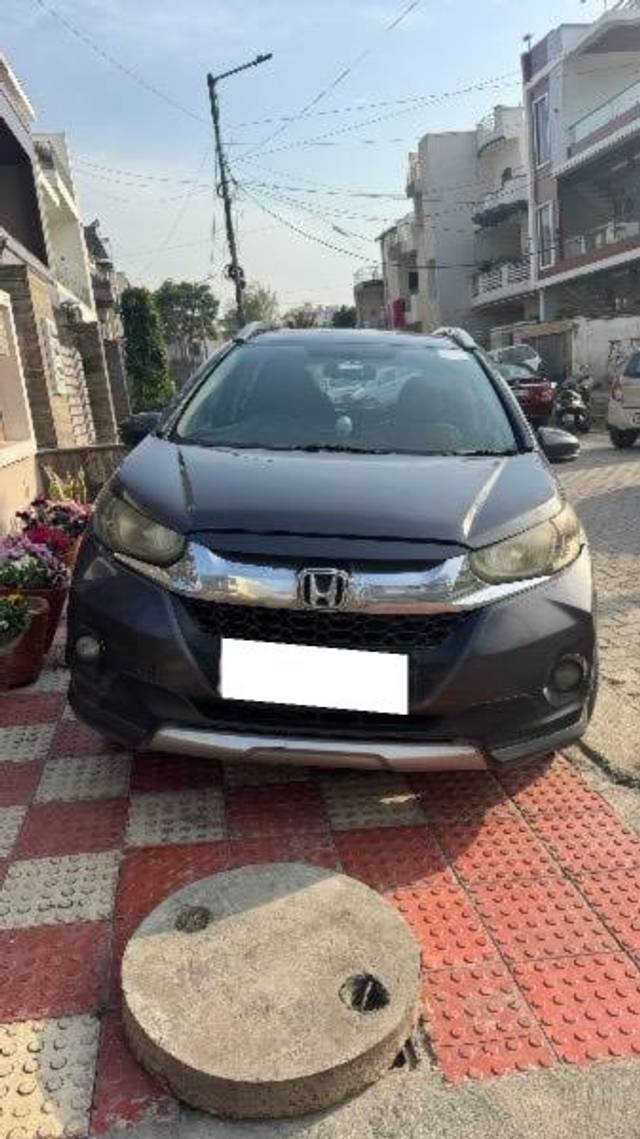 https://images10.gaadi.com/usedcar_image/4415680/original/processed_ced85df2-bb2f-4193-aaaf-f5aab8265302.jpeg?imwidth=6400