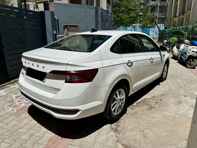 https://images10.gaadi.com/usedcar_image/4415893/original/e848dd7b223586e2aab07d2bb417d01b.jpg?imwidth=6401