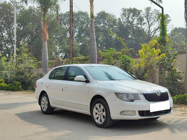 https://images10.gaadi.com/usedcar_image/4415936/original/processed_8f27de47f16232d00905eaaad7f15388.jpg?imwidth=6400