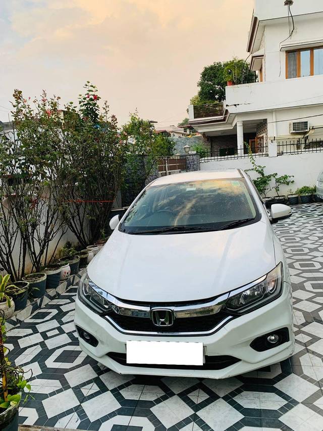 https://images10.gaadi.com/usedcar_image/4415937/original/processed_0bb9105f2763c7df2219a0ba182ac9af.jpg?imwidth=6400