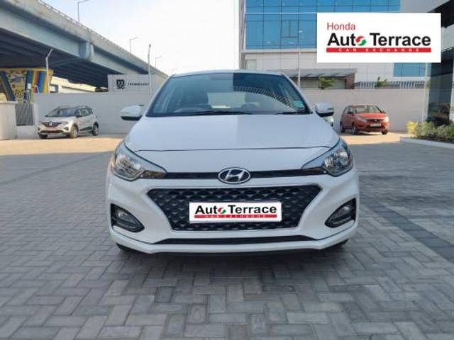 https://images10.gaadi.com/usedcar_image/4416565/original/390a9944ead29233faba57beba29ec8d.jpeg?imwidth=6400