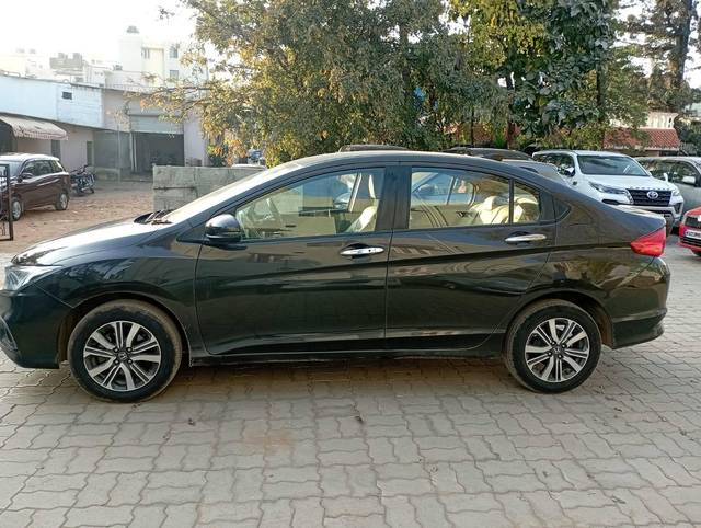 https://images10.gaadi.com/usedcar_image/4416727/original/processed_b06801f653958aa01efc79ae99985047.jpeg?imwidth=6402