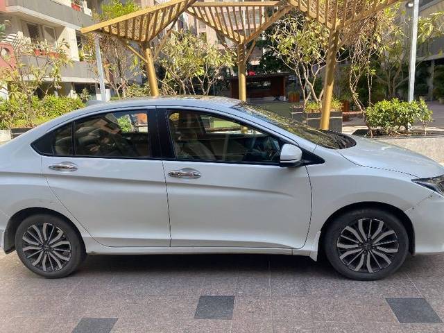 https://images10.gaadi.com/usedcar_image/4416856/original/84f2ff37fb2dc36246ad0f3dfa5582be.jpeg?imwidth=6402
