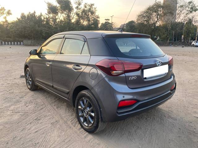 https://images10.gaadi.com/usedcar_image/4417011/original/processed_0a52a4cf8867f1550519f6f7ffc57d83.jpg?imwidth=6402