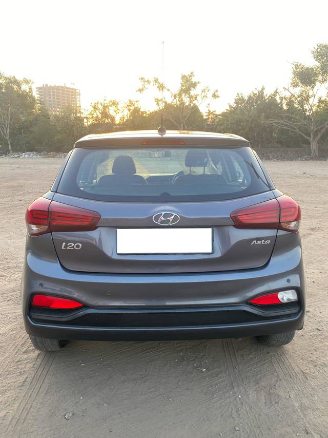 https://images10.gaadi.com/usedcar_image/4417011/original/processed_37035c2f8a5d42d8bfbce0e0a36a47b4.jpg?imwidth=6401