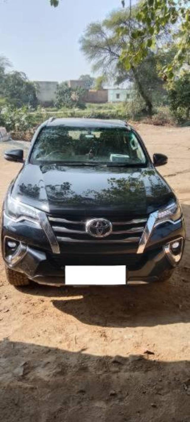 https://images10.gaadi.com/usedcar_image/4417113/original/processed_7e4da7aa-28ac-4127-96d9-62e54567a23e.jpg?imwidth=6400