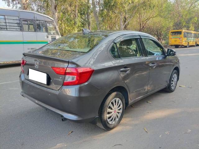 https://images10.gaadi.com/usedcar_image/4417128/original/processed_cdc6e3b94b9f470aa665f1200d853625.jpg?imwidth=6402