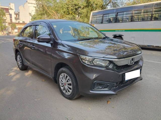 https://images10.gaadi.com/usedcar_image/4417128/original/processed_e3ac36b384f4e18a1f33b05edf0b3304.jpg?imwidth=6400