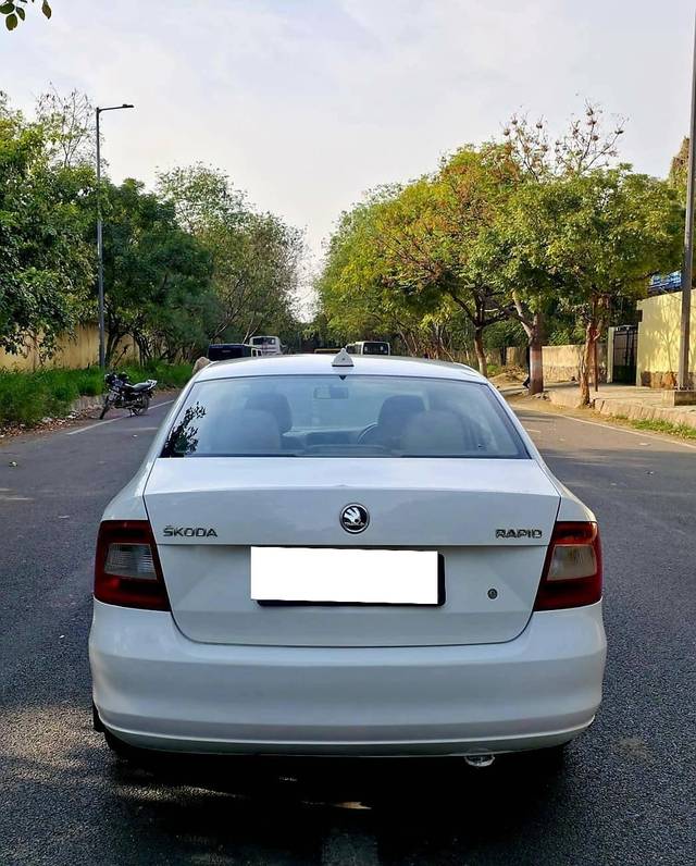 https://images10.gaadi.com/usedcar_image/4417136/original/processed_f6ff45d18c682ef889601924fbbfcbae.jpg?imwidth=6402