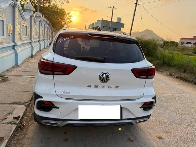 https://images10.gaadi.com/usedcar_image/4417303/original/processed_1ba80d94-e388-4696-b4c6-8ac20ec12bb2.jpeg?imwidth=6402