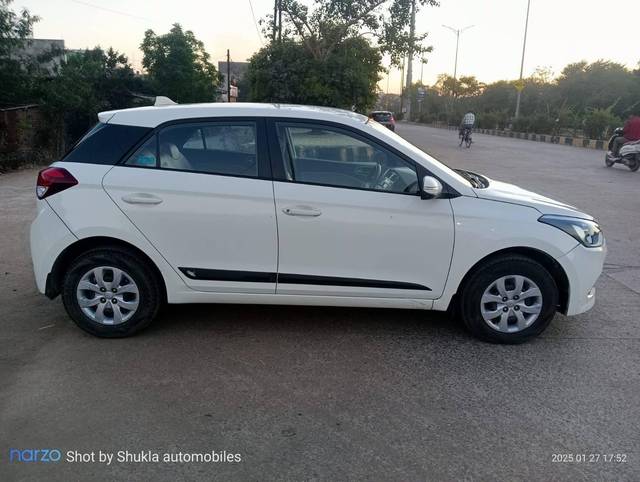 https://images10.gaadi.com/usedcar_image/4417769/original/processed_f25bee8ac8071481845e3dbdbd68f8da.jpeg?imwidth=6401