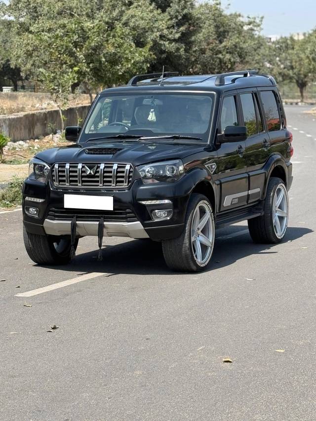 https://images10.gaadi.com/usedcar_image/4417843/original/processed_4c8666ea74b62ce53d3b001fa720e978.jpg?imwidth=6400