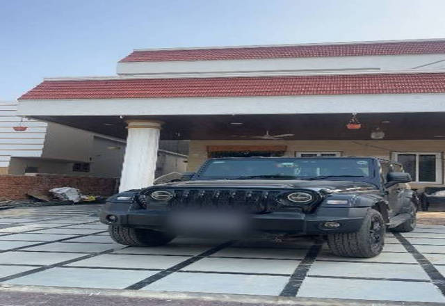https://images10.gaadi.com/usedcar_image/4417907/original/c7b44c340052e5a06ac98056132f8b7a.jpeg?imwidth=6401