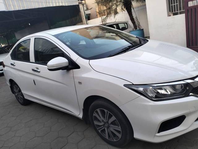 https://images10.gaadi.com/usedcar_image/4417987/original/processed_6a13f2d1c6a43820bedf3b58d80e5cd2.jpeg?imwidth=6400