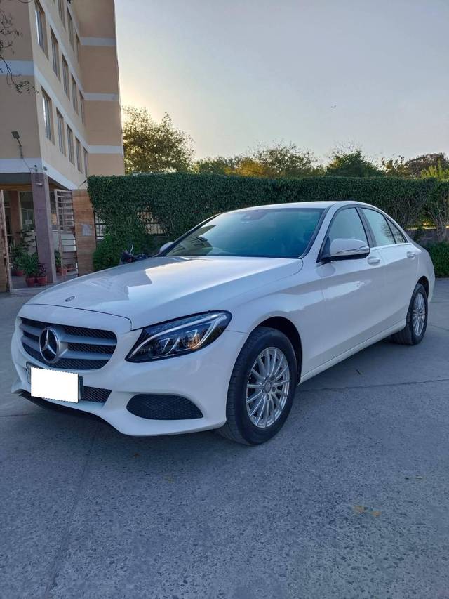 https://images10.gaadi.com/usedcar_image/4418072/original/processed_8fb2398e4489b86d110110beaec846e0.jpg?imwidth=6402