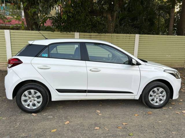 https://images10.gaadi.com/usedcar_image/4418169/original/processed_accd6aab7a3ab3613c8417a7e316bd3e.jpeg?imwidth=6401