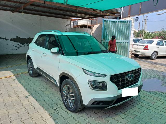 https://images10.gaadi.com/usedcar_image/4418223/original/processed_457cc22d6794ee4f7ff5f1c6a7e5042a.jpg?imwidth=6400