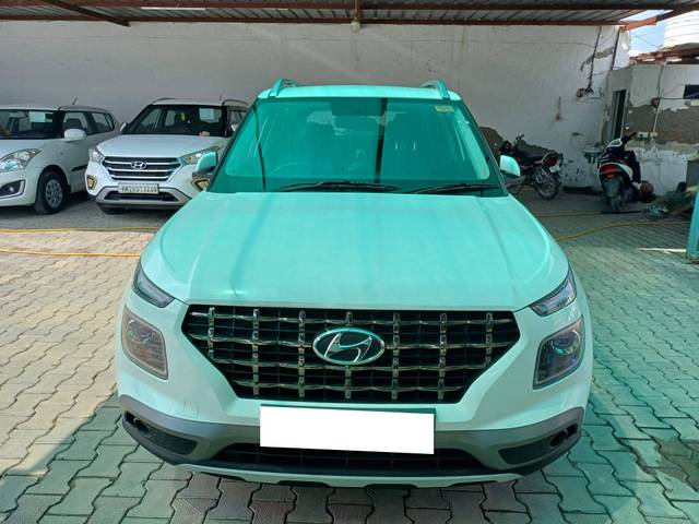 https://images10.gaadi.com/usedcar_image/4418223/original/processed_ed87ac6977f66b08ccc15fddf3f38712.jpg?imwidth=6401