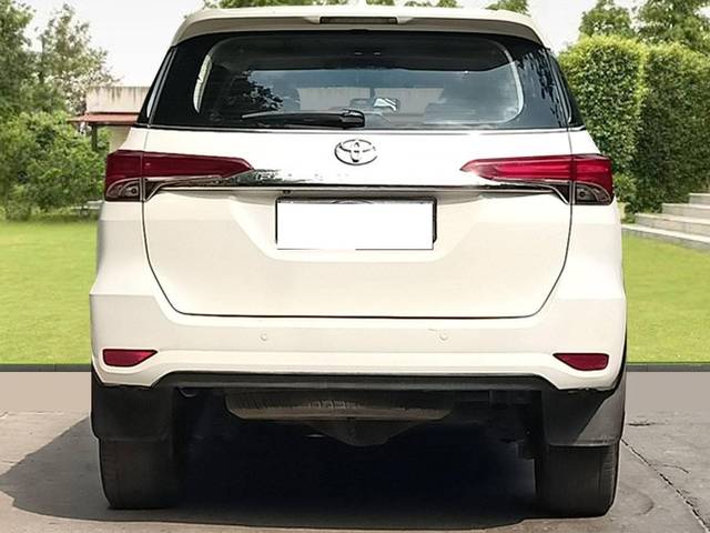 https://images10.gaadi.com/usedcar_image/4418492/original/processed_49efd02688794d6151f33fd6db4a1b13.jpg?imwidth=6402
