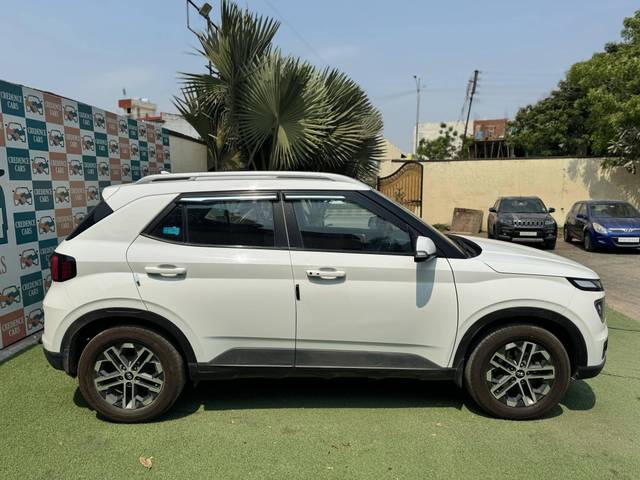 https://images10.gaadi.com/usedcar_image/4418622/original/processed_cf24aafe1626c81ff82b12020ccf8172.jpg?imwidth=6401