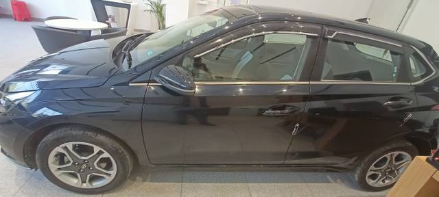 https://images10.gaadi.com/usedcar_image/4419218/original/f8ef731a7c73aed15b971726b0095208.jpg?imwidth=6402