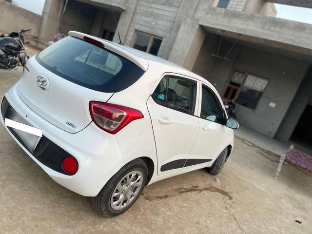 https://images10.gaadi.com/usedcar_image/4419278/original/processed_cb0af129-e26a-4196-8c64-bfa6d5f79bd1.jpg?imwidth=6402