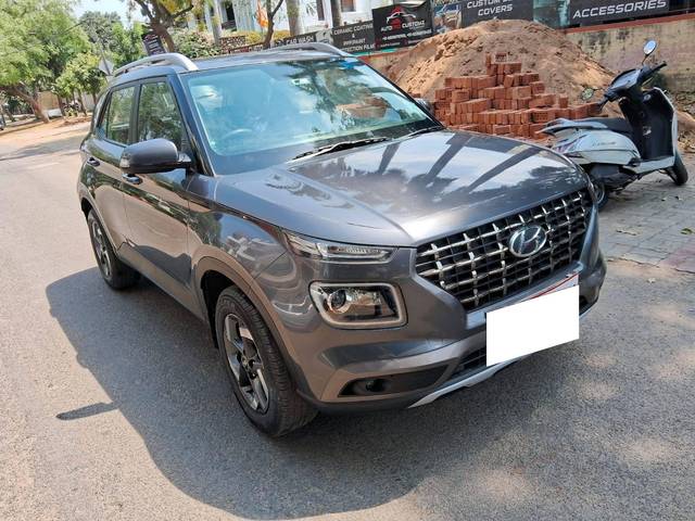 https://images10.gaadi.com/usedcar_image/4419324/original/processed_26a169cbe7787ca901399a5b9df334d9.jpg?imwidth=6400