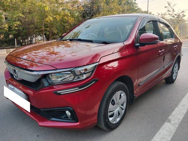 https://images10.gaadi.com/usedcar_image/4419461/original/processed_d9ccc44498685e46c936e1d025bff419.jpg?imwidth=6402