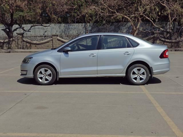 https://images10.gaadi.com/usedcar_image/4419508/original/e3d07c50c982fd4f6315692b7dcf615b.jpg?imwidth=6402