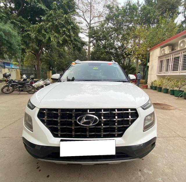 https://images10.gaadi.com/usedcar_image/4419787/original/processed_cb59a225-1644-42c0-a681-1d2959200345.jpg?imwidth=6400