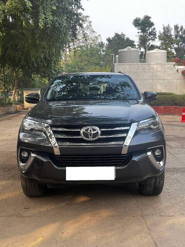 https://images10.gaadi.com/usedcar_image/4420036/original/processed_f28bfdaf-10aa-4dea-90b2-1d05292c92e8.jpg?imwidth=6400