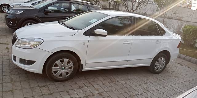 https://images10.gaadi.com/usedcar_image/4420222/original/1bd41a2722ff43db4c2bd37c2618d4e9.jpg?imwidth=6402