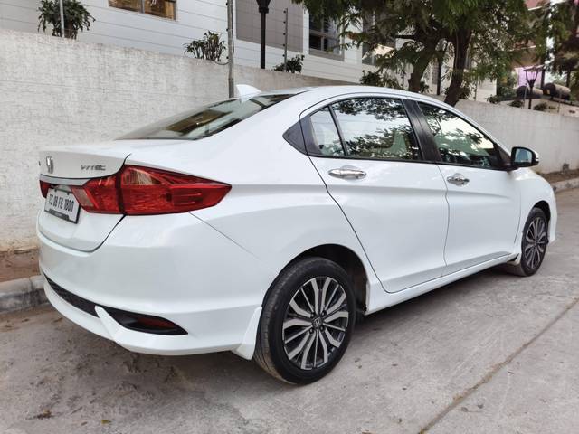 https://images10.gaadi.com/usedcar_image/4420231/original/processed_111bbb32754e168d4bbe87126bde39a2.jpg?imwidth=6402