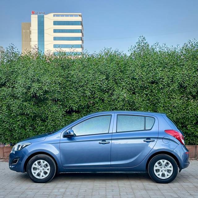 https://images10.gaadi.com/usedcar_image/4420508/original/processed_b82d88e6e8b12592d91a0182e0427146.jpg?imwidth=6402