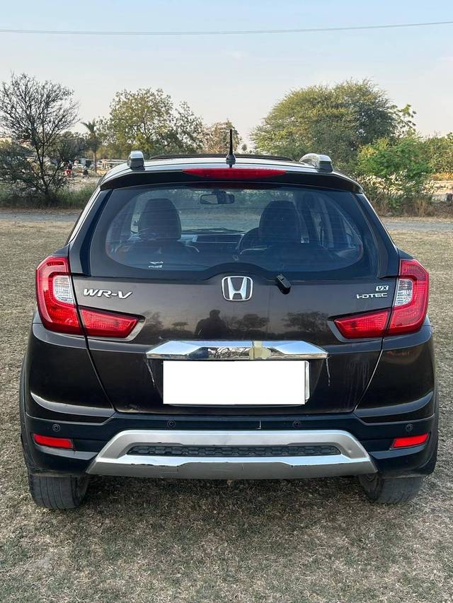 https://images10.gaadi.com/usedcar_image/4420720/original/processed_a9d5c99232dcdcde0b4812466a39c7f1.jpeg?imwidth=6401