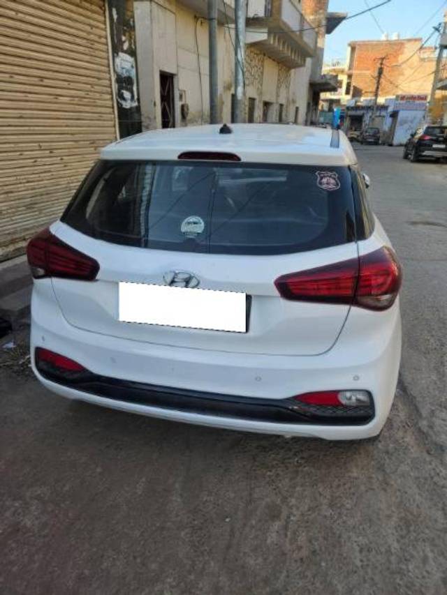 https://images10.gaadi.com/usedcar_image/4420758/original/processed_6616bad4-4f6d-4af3-b009-961599c29ded.jpg?imwidth=6402