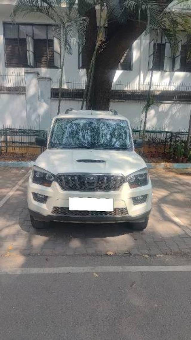 https://images10.gaadi.com/usedcar_image/4420804/original/f7332b06d64c6734dd9bba2ba79a0f9c.jpg?imwidth=6400