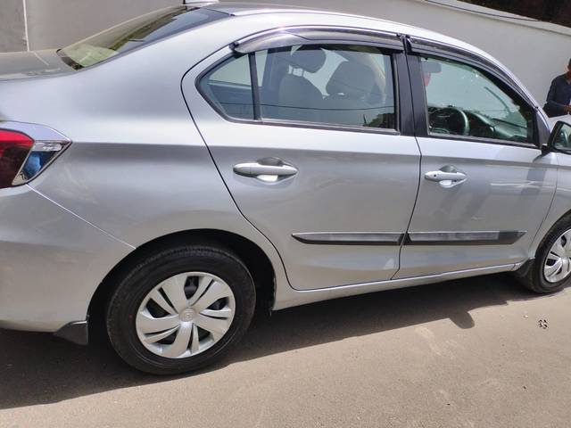 https://images10.gaadi.com/usedcar_image/4420971/original/0d80901cdd2f9584c3a09bd491c0c0f6.jpeg?imwidth=6401